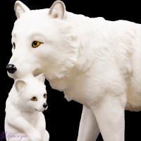 Polarwolf - Mutter mit Welpe im Maul
